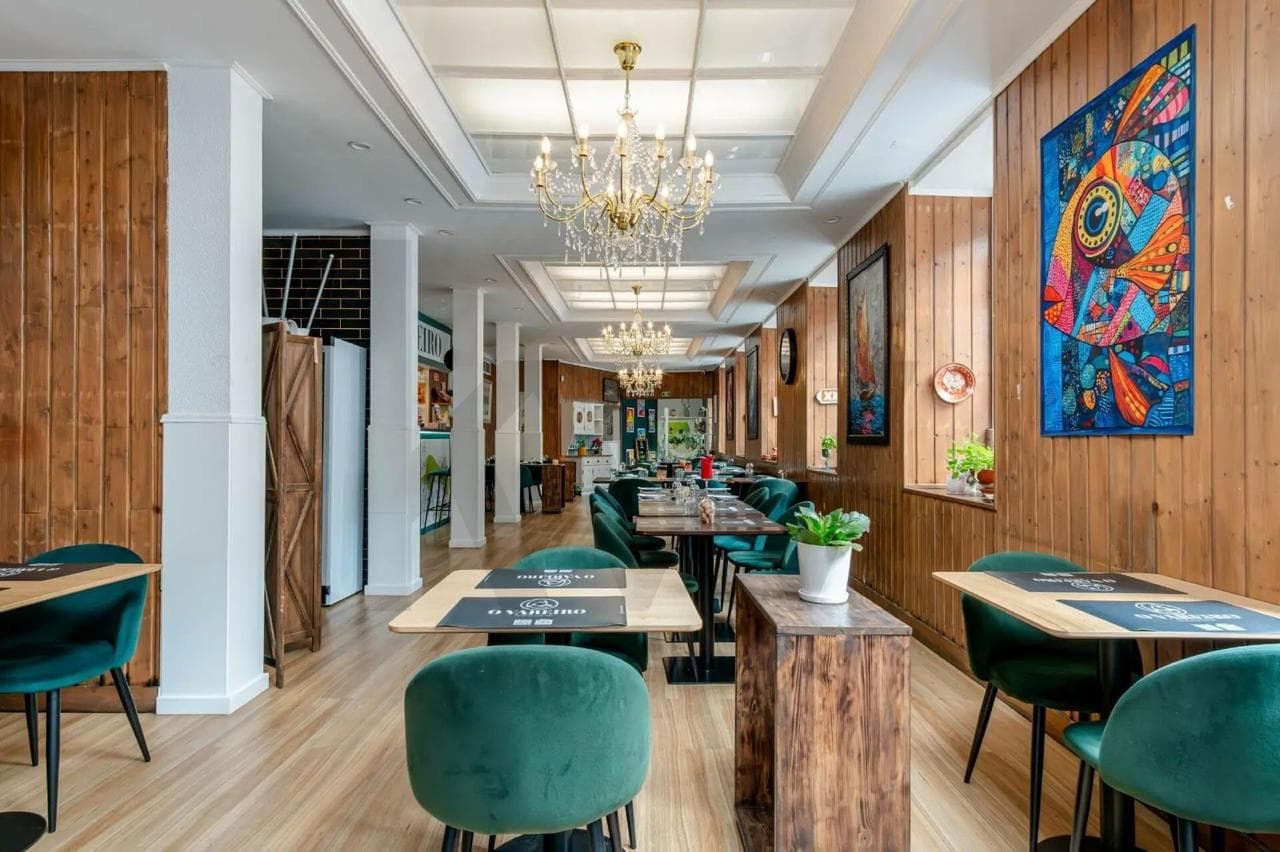 Sala do restaurante em madeira com arte contemporânea